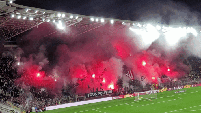 Les ultras de Servette ont défié les autorités torches en main image principale