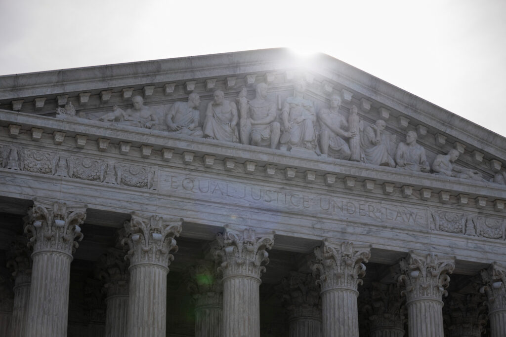 Droits à l’IVG aux États-Unis: La Cour suprême saisie pour sauver l’envoi postal de la pilule abortive image principale