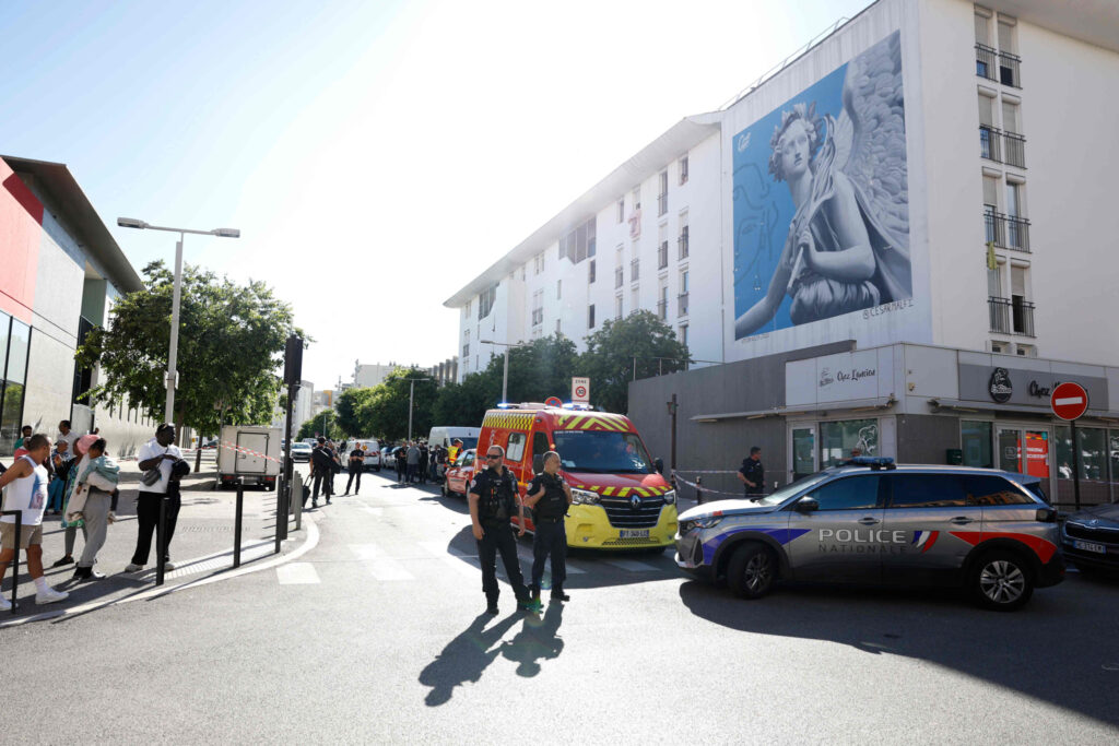 Fusillade en France: Un tireur à trottinette tue deux passants sur une terrasse de café à Nice image principale