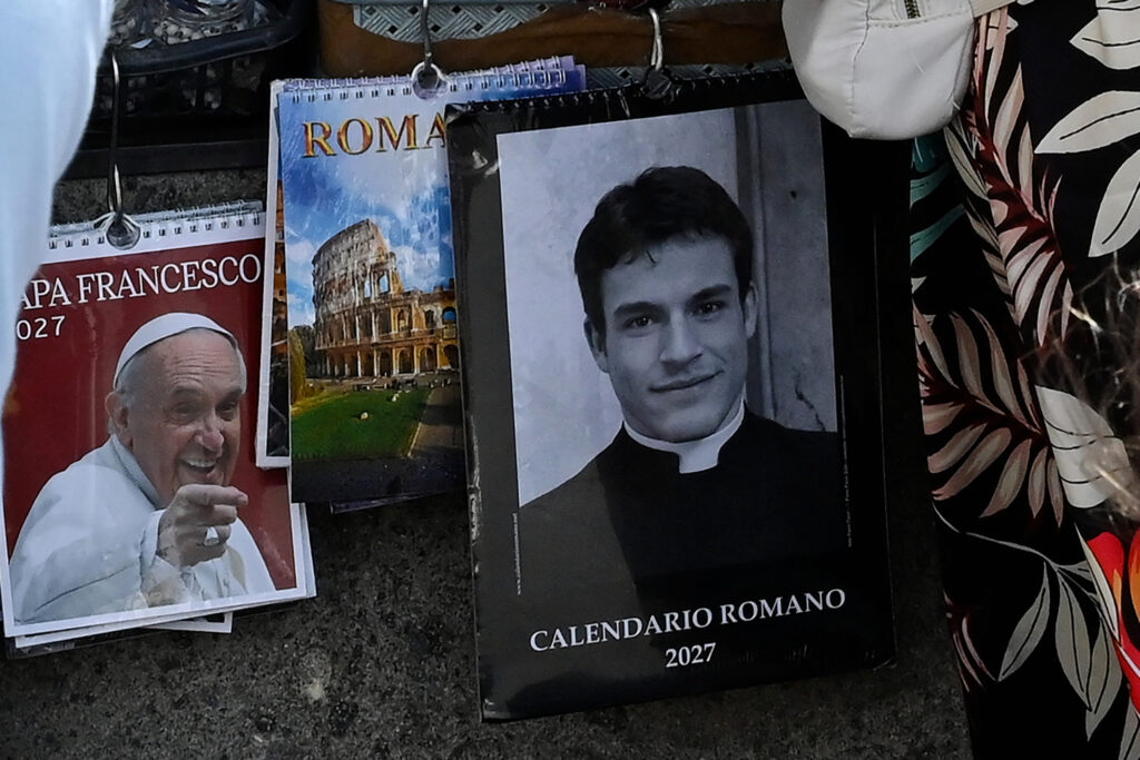 Photo dans les kiosques de Rome: La star du calendrier des «prêtres sexy» n’a jamais été prêtre image principale Photo dans les kiosques de Rome: La star du calendrier des «prêtres sexy» n’a jamais été prêtre image principale