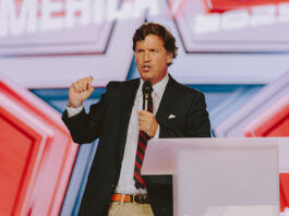Tucker Carlson: Le prophète médiatique de Trump se retourne contre son messie image principale