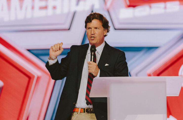 Tucker Carlson: Le prophète médiatique de Trump se retourne contre son messie image principale