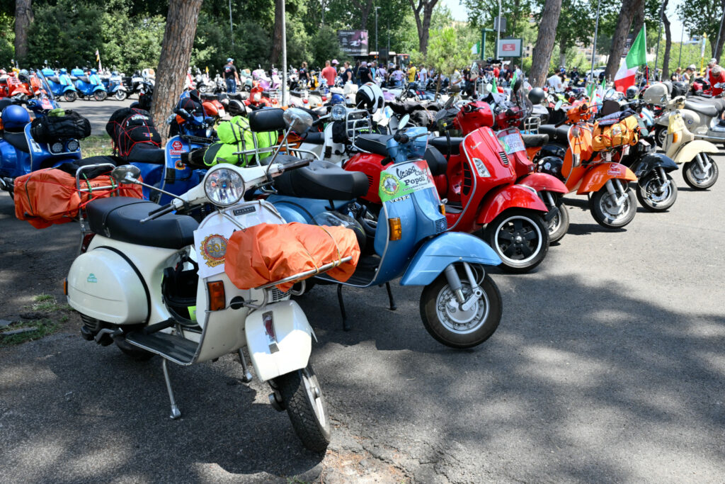 80 ans de la Vespa: Des milliers de scooters envahissent Rome pour célébrer une icône italienne image principale