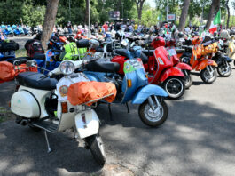 80 ans de la Vespa: Des milliers de scooters envahissent Rome pour célébrer une icône italienne image principale