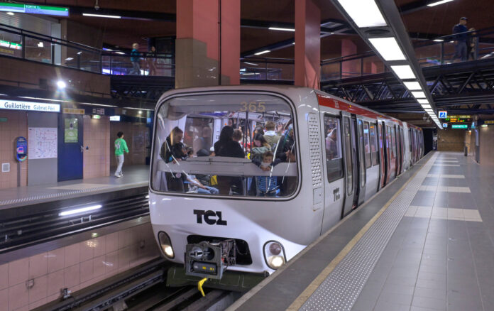 Tragique accident à Lyon: Un aveugle chute sur les voies du métro et décède Tragique accident à Lyon: Un aveugle chute sur les voies du métro et décède image principale