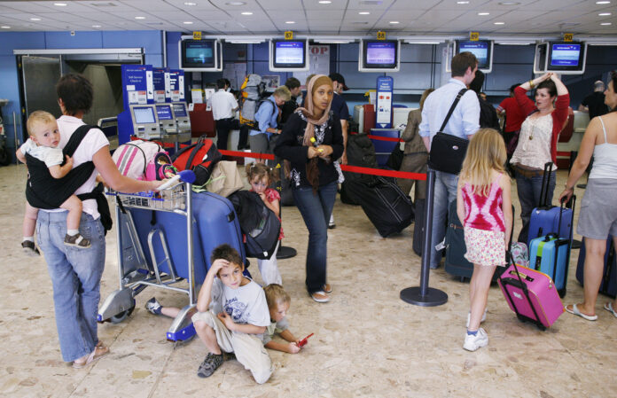 Chaos dans les aéroports: Jusqu’à cinq heures de queue aux frontières de l’UE cet été Chaos dans les aéroports: Jusqu’à cinq heures de queue aux frontières de l’UE cet été image principale