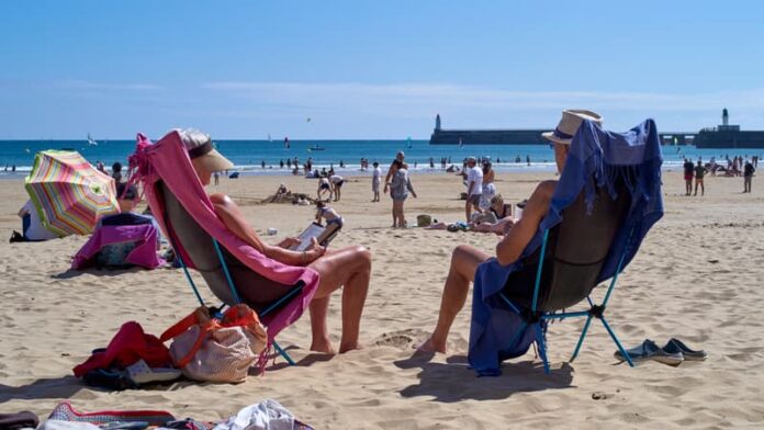 Titre SEO avec "Un pilier essentiel du tourisme intérieur": 82% des fonctionnaires comptent partir en vacances cet été contre 68% des Français (mais ils tailleront davantage dans leur budget) "Un pilier essentiel du tourisme intérieur": 82% des fonctionnaires comptent partir en vacances cet été contre 68% des França